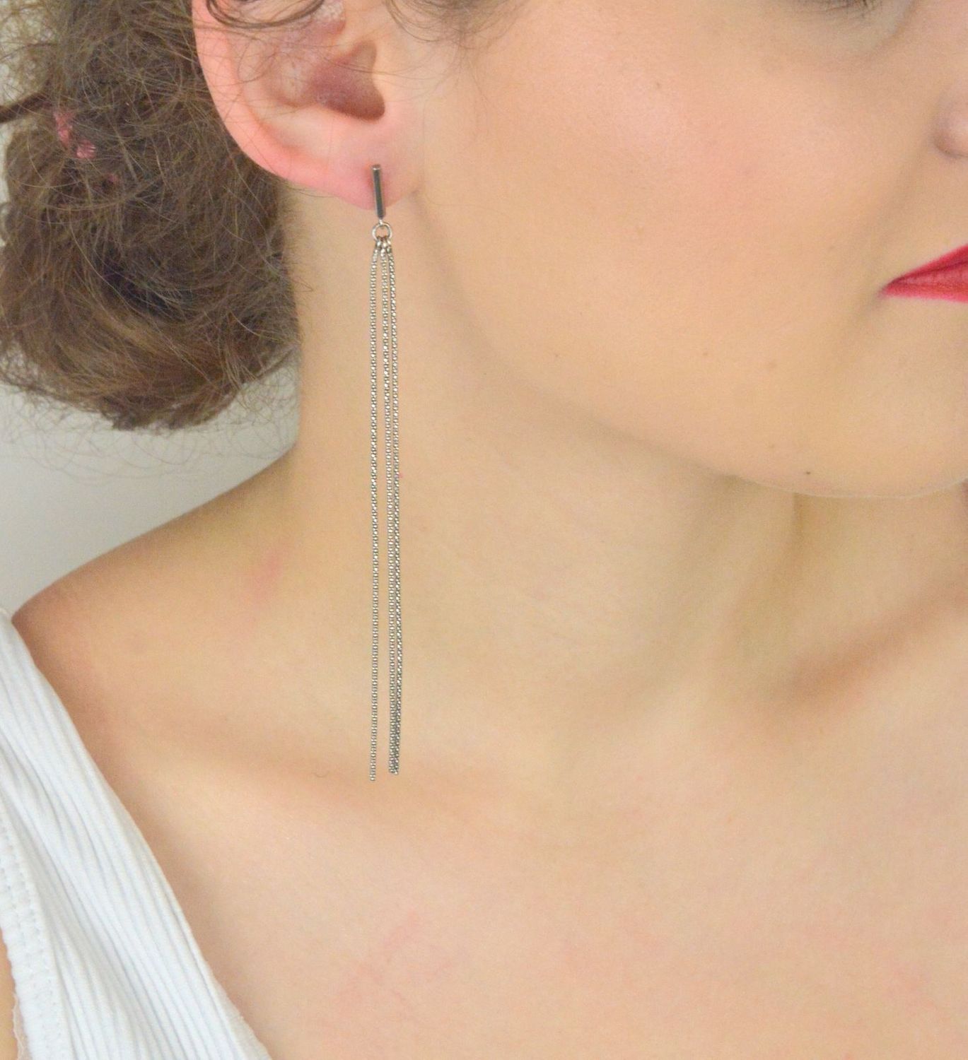 Kolczyki damskie srebrne 925 OR RM 20867 053 z trzema łańcuszkami. Długość 12 cm, zapięcie na sztyft, waga 3,60 g. Eleganckie, długie kolczyki na specjalne okazje.1.jpg